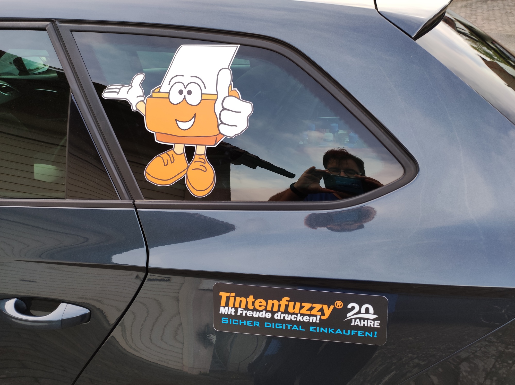 Da lacht unser Tintenfuzzy freundlich vom Auto!